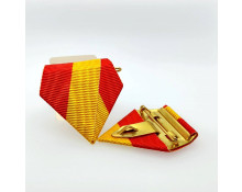 Ordensdreieck in der Farbe rot-goldgelb (Voder-/Rückansicht)